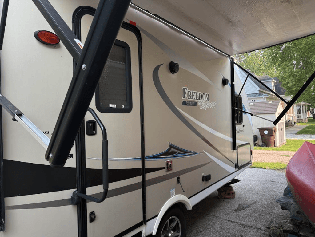 2018 Coachmen Freedom Express Pilot 19RKS - National Vehicle