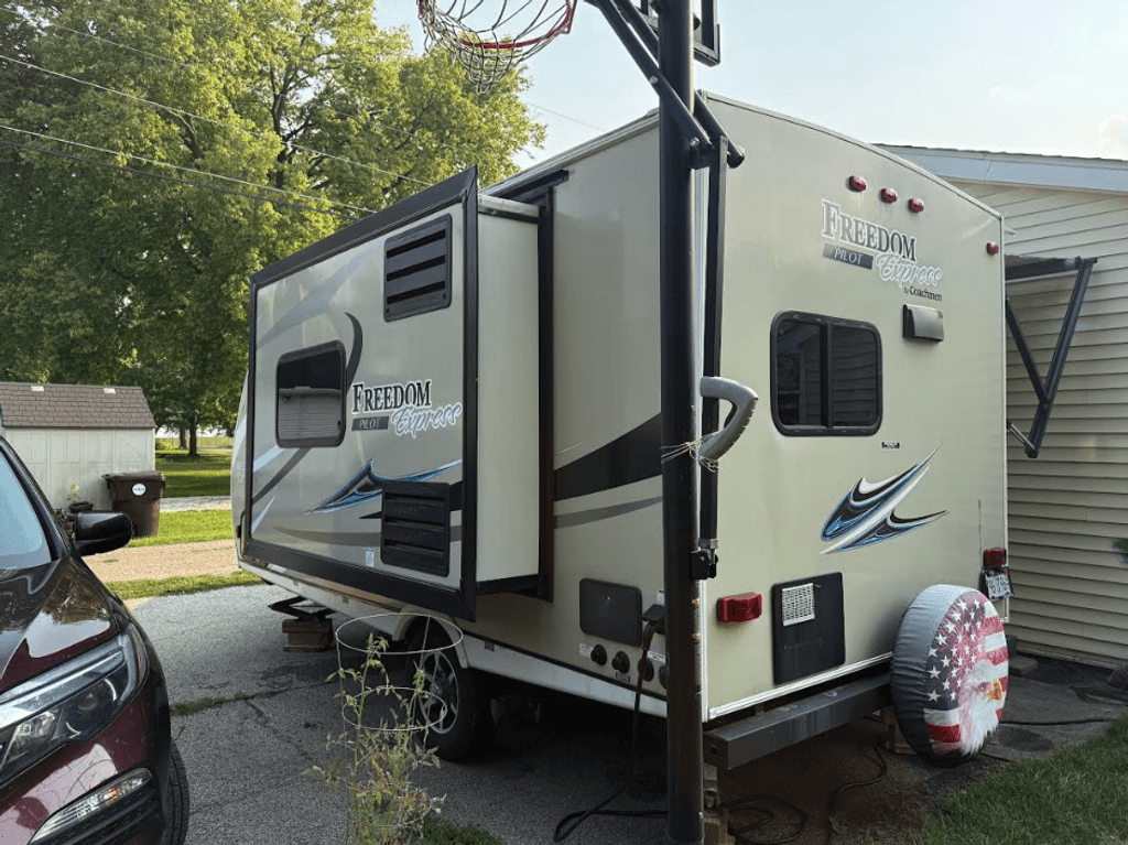 2018 Coachmen Freedom Express Pilot 19RKS - National Vehicle