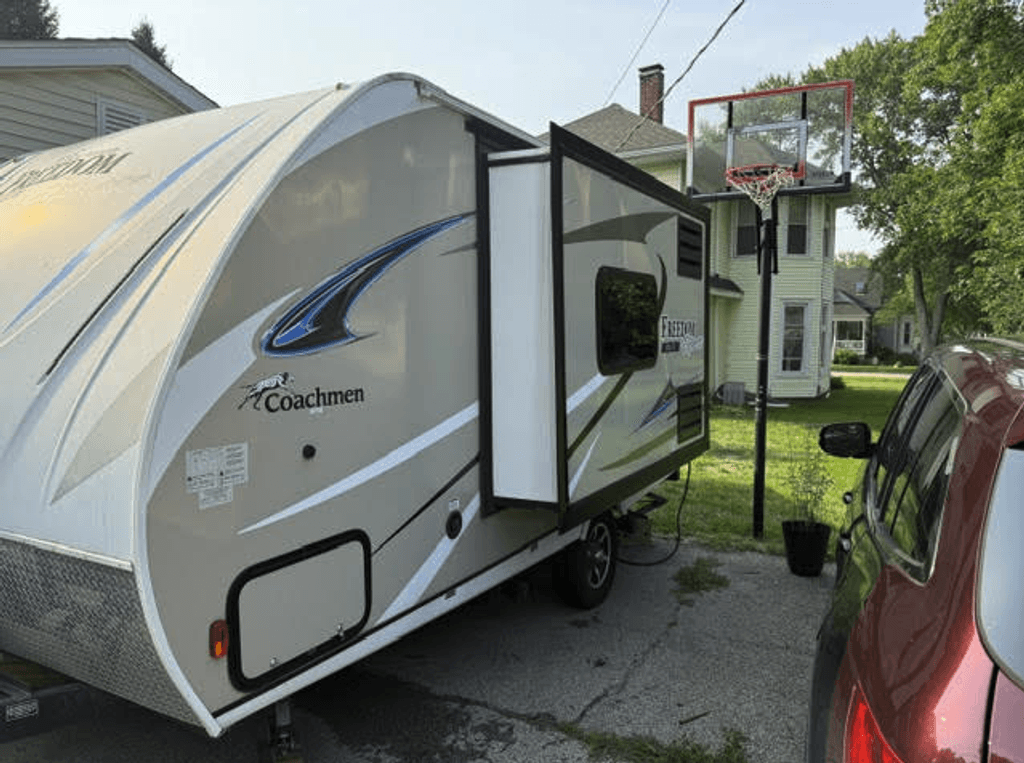 2018 Coachmen Freedom Express Pilot 19RKS - National Vehicle