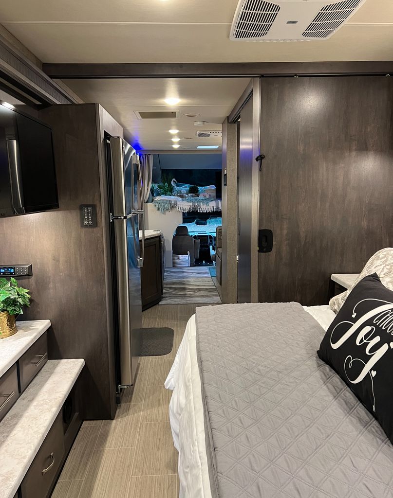2022 Thor Motor Coach Magnitude SV34 - National Vehicle