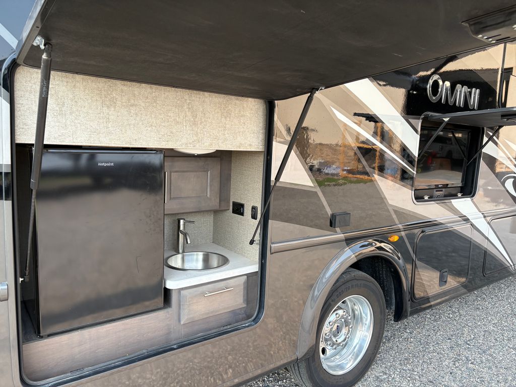 10 2021 Thor Motor Coach Omni SV34 - National Vehicle
