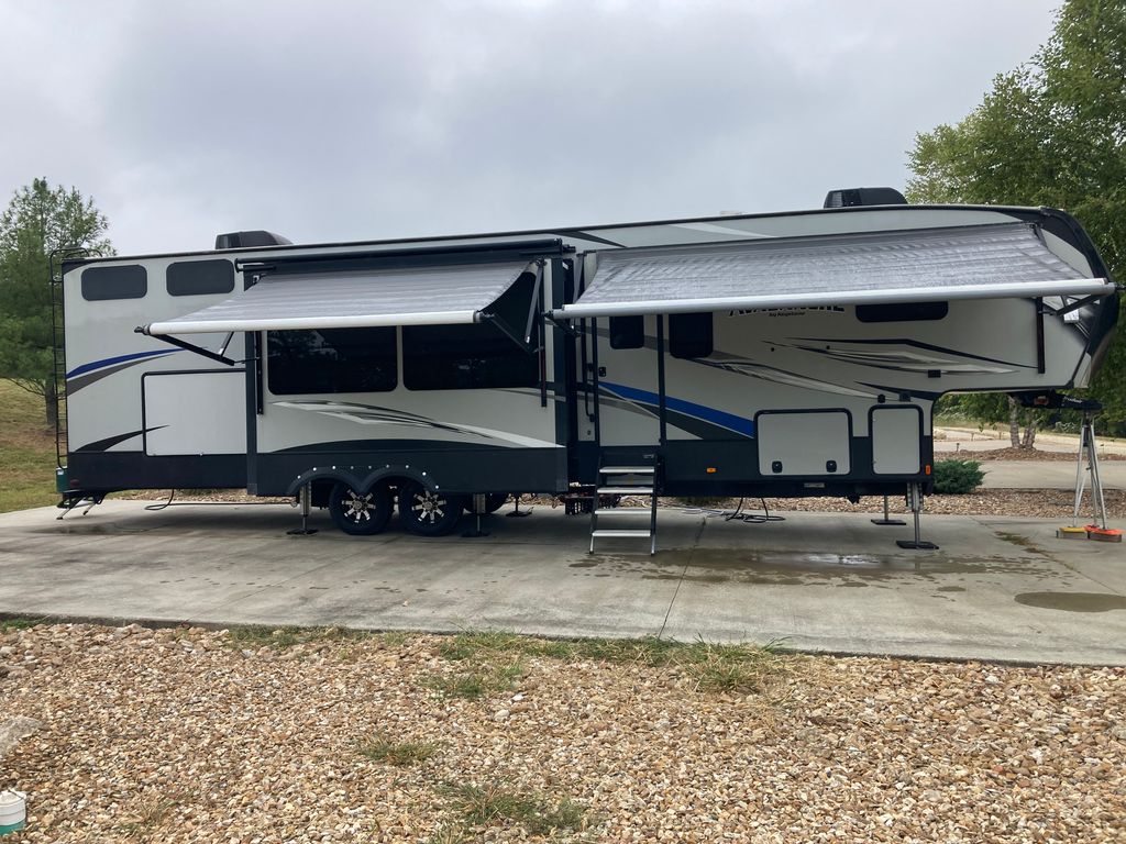 2017 Keystone Avalanche 395BH - National Vehicle