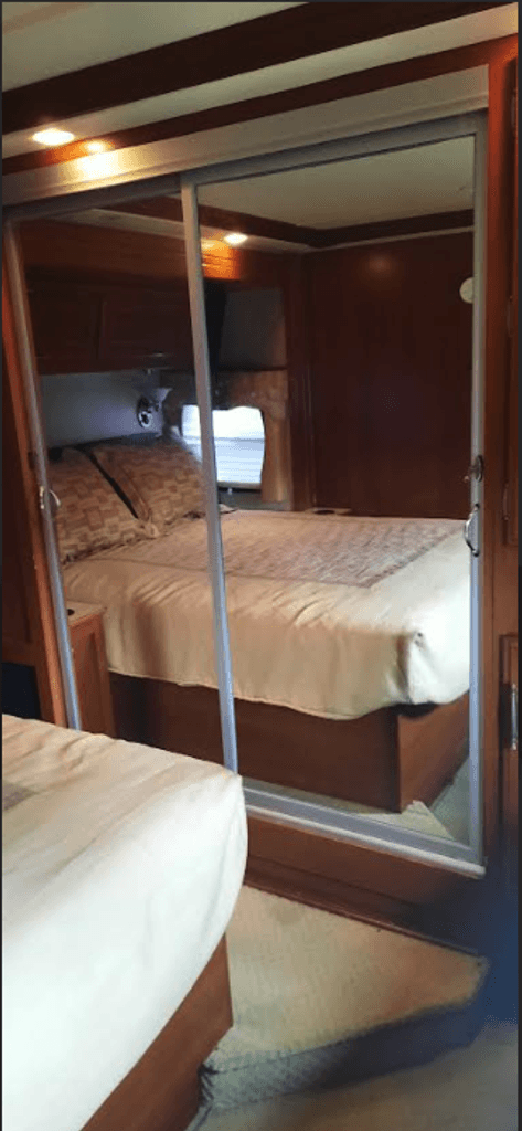 2008 Fleetwood Discovery 40X - National Vehicle