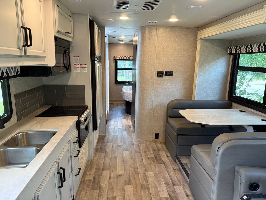 トゥー 2022 Jayco Greyhawk 29MV - National Vehicle