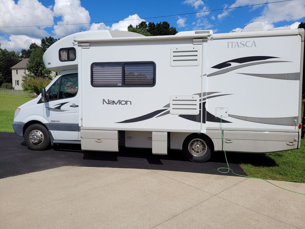 2010 Itasca Navion 24J - National Vehicle
