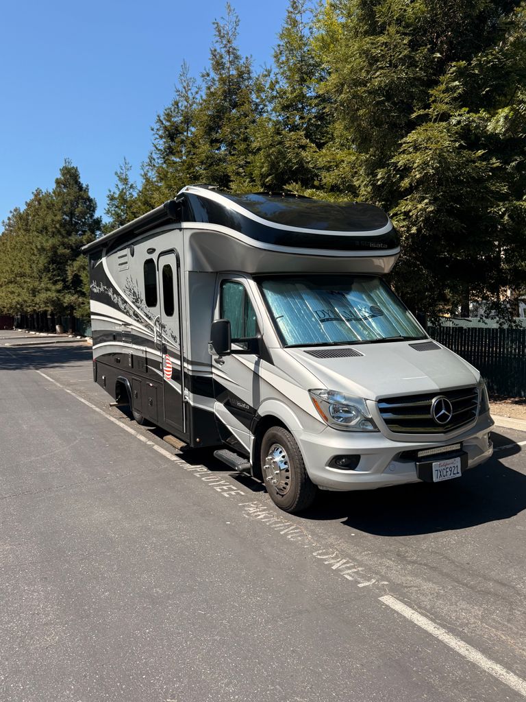 2016 Dynamax Isata 3 24FWM - National Vehicle