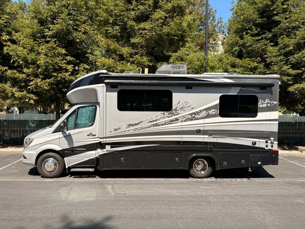 2016 Dynamax Isata 3 24FWM - National Vehicle