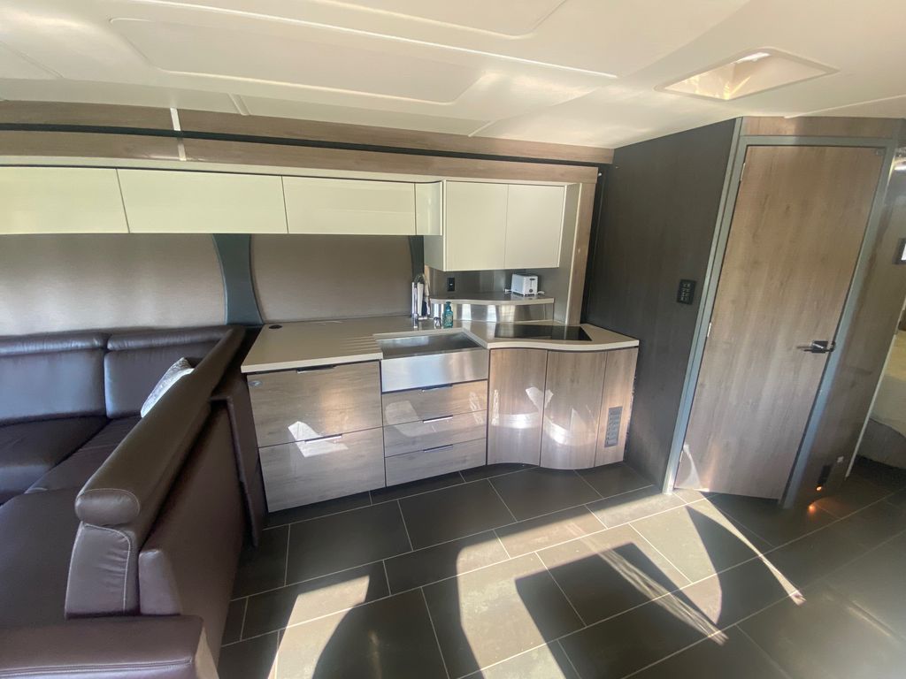 2019 Winnebago Horizon 42Q - National Vehicle