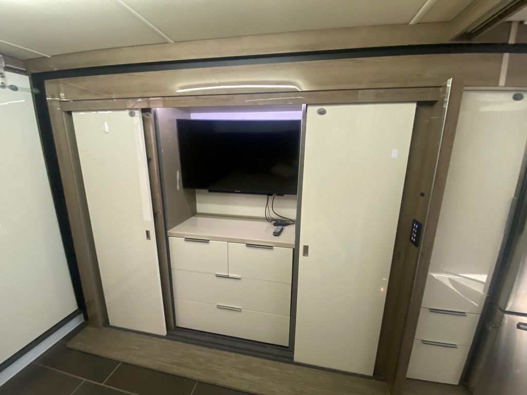 2019 Winnebago Horizon 42Q - National Vehicle