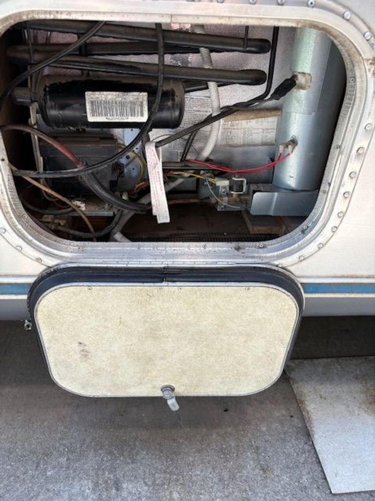 1985 Airstream Sovereign 31 - National Vehicle