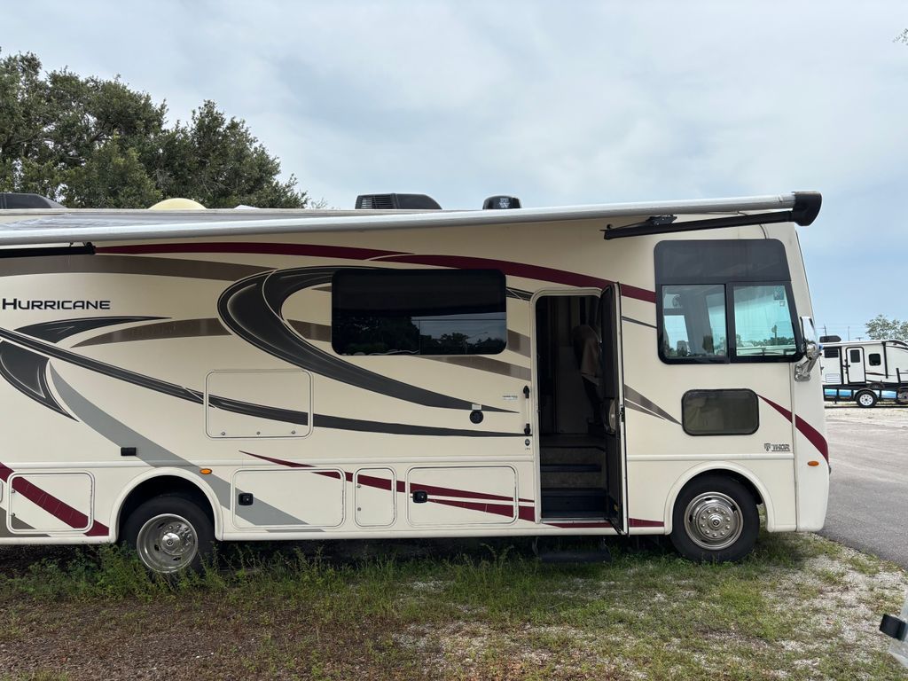 オーロラ 2019 Thor Motor Coach Hurricane 29M - National Vehicle