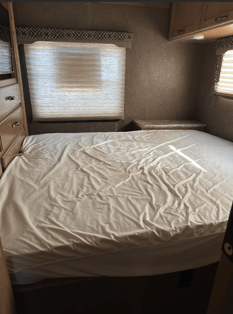 2018 Thor Motor Coach Chateau 30D - National Vehicle