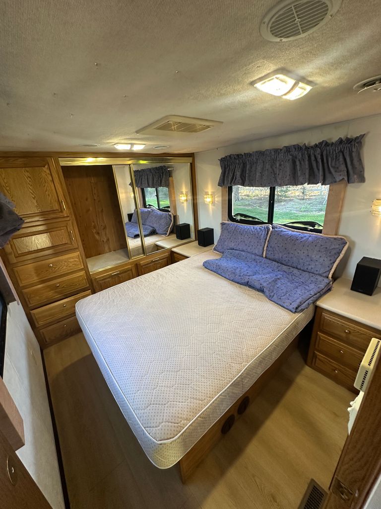 2000 Odessa Overland Lorado 4144 - National Vehicle