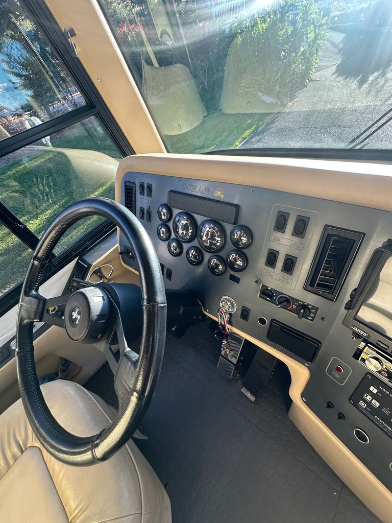2000 Odessa Overland Lorado 4144 - National Vehicle
