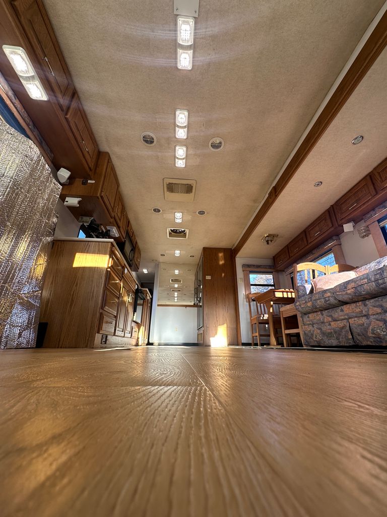 2000 Odessa Overland Lorado 4144 - National Vehicle