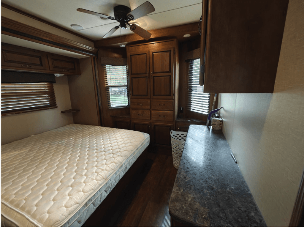2016 Crossroads Hampton Destination HT381QB - National Vehicle