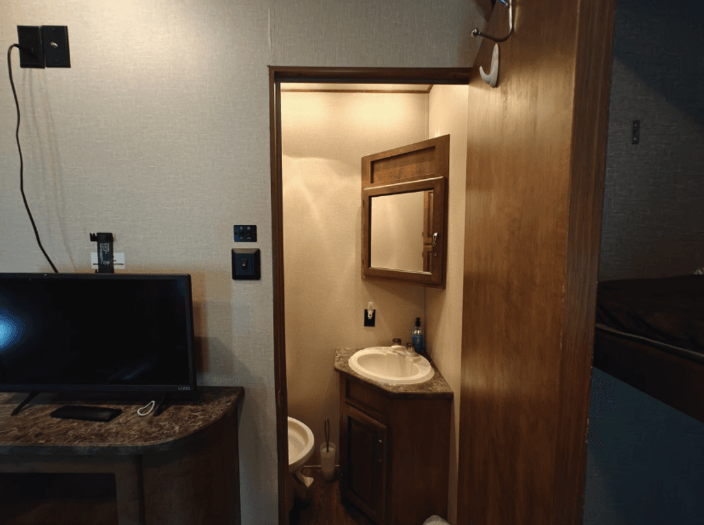 2016 Crossroads Hampton Destination HT381QB - National Vehicle