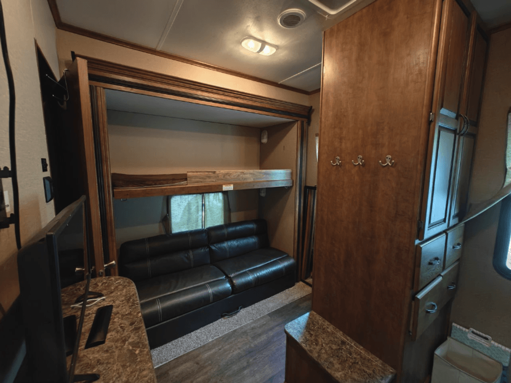 2016 Crossroads Hampton Destination HT381QB - National Vehicle
