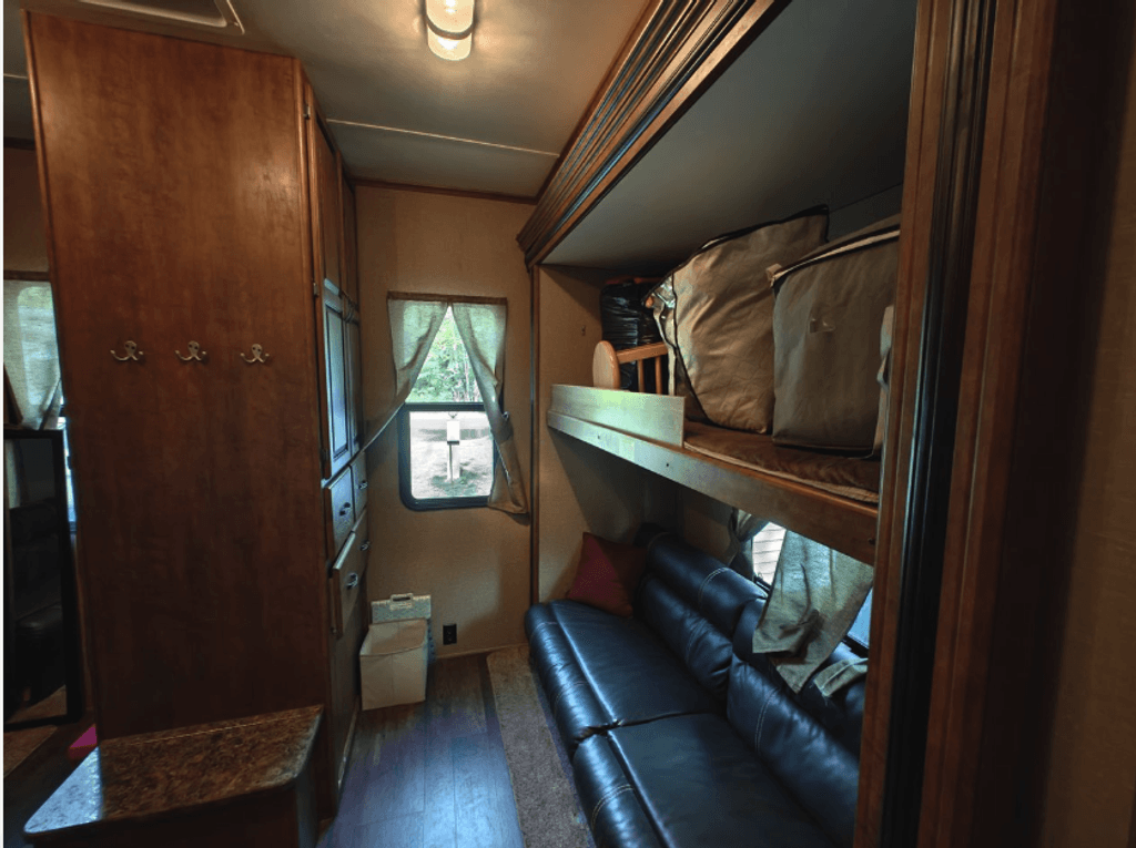 2016 Crossroads Hampton Destination HT381QB - National Vehicle