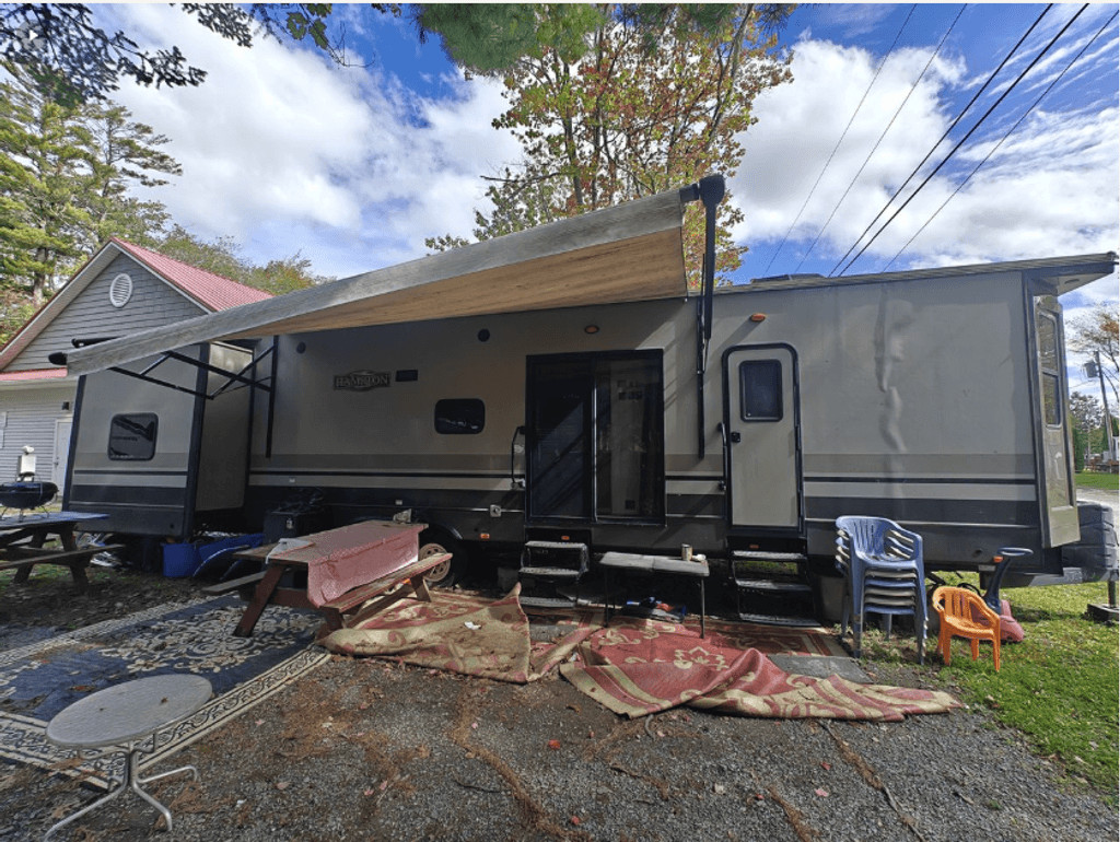 2016 Crossroads Hampton Destination HT381QB - National Vehicle