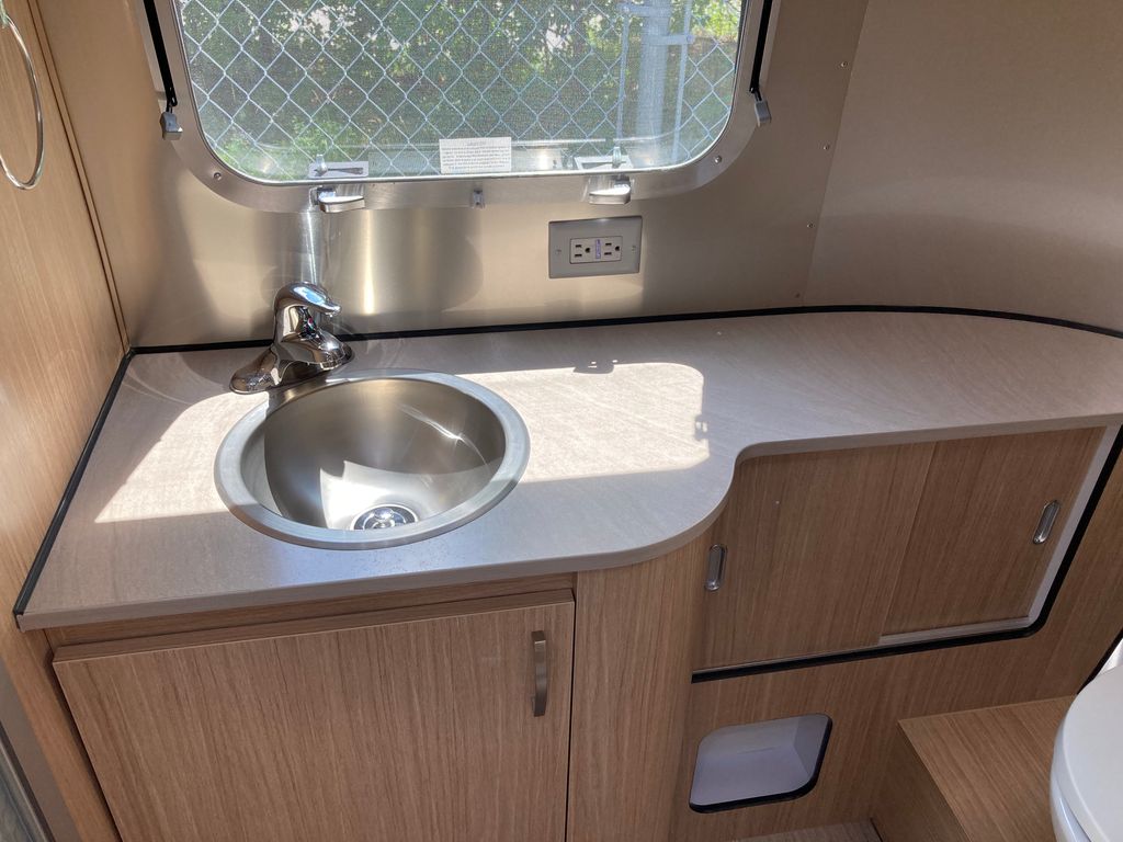 2020 Airstream Flying Cloud 23FB - National Vehicle