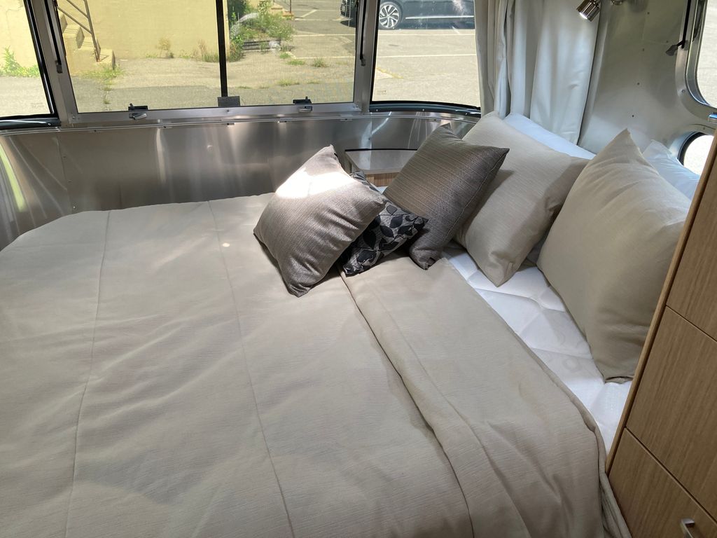 2020 Airstream Flying Cloud 23FB - National Vehicle