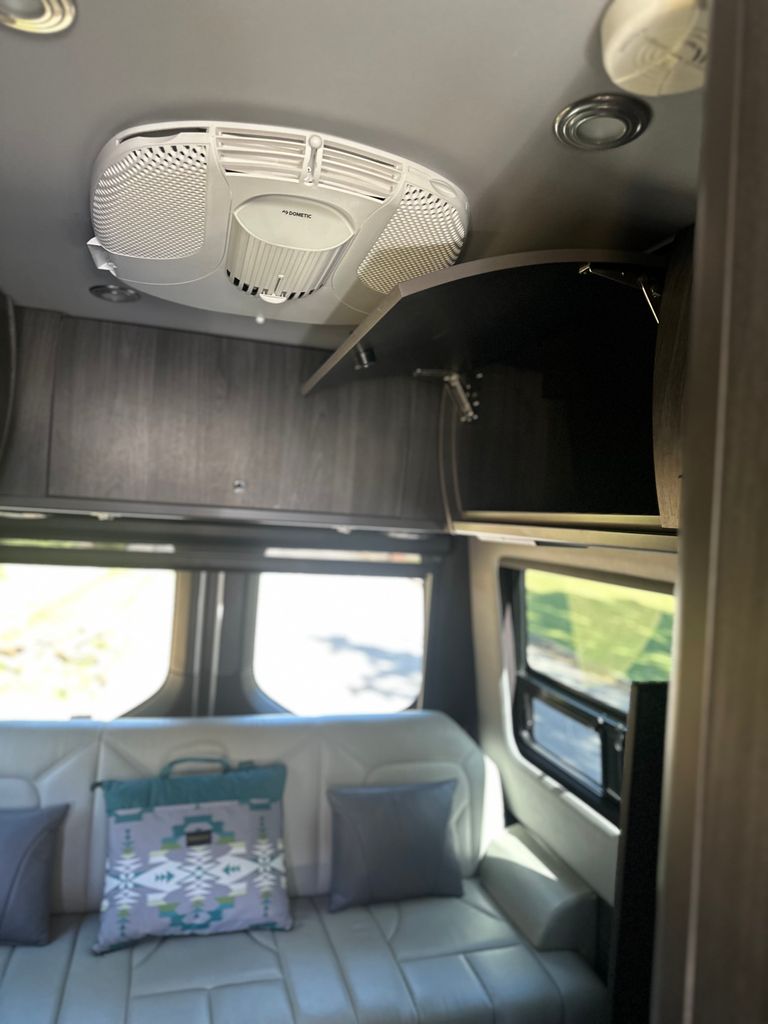 メイプル 2023 Grech RV Terreno Lounge - National Vehicle