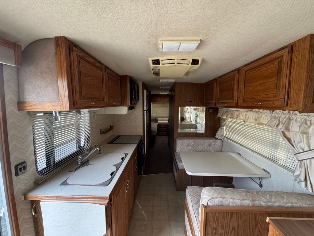 IS 1989 Airstream Land Yacht - National Vehicle