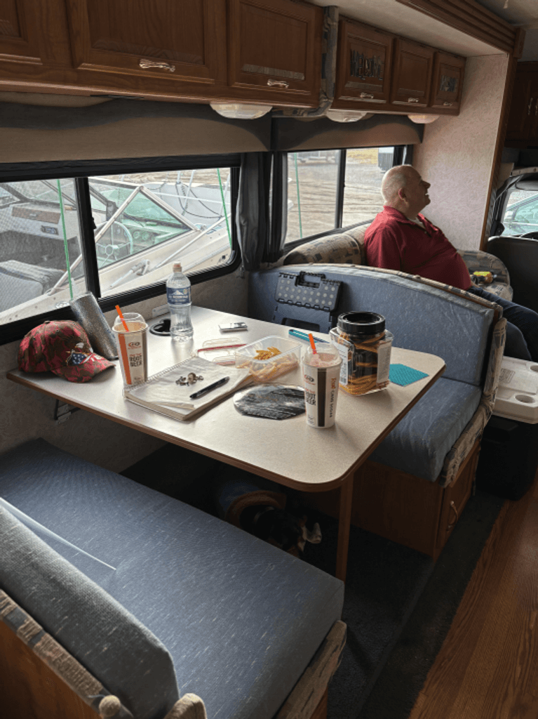 テーブル 2002 Coachmen Leprechaun 314SS - National Vehicle