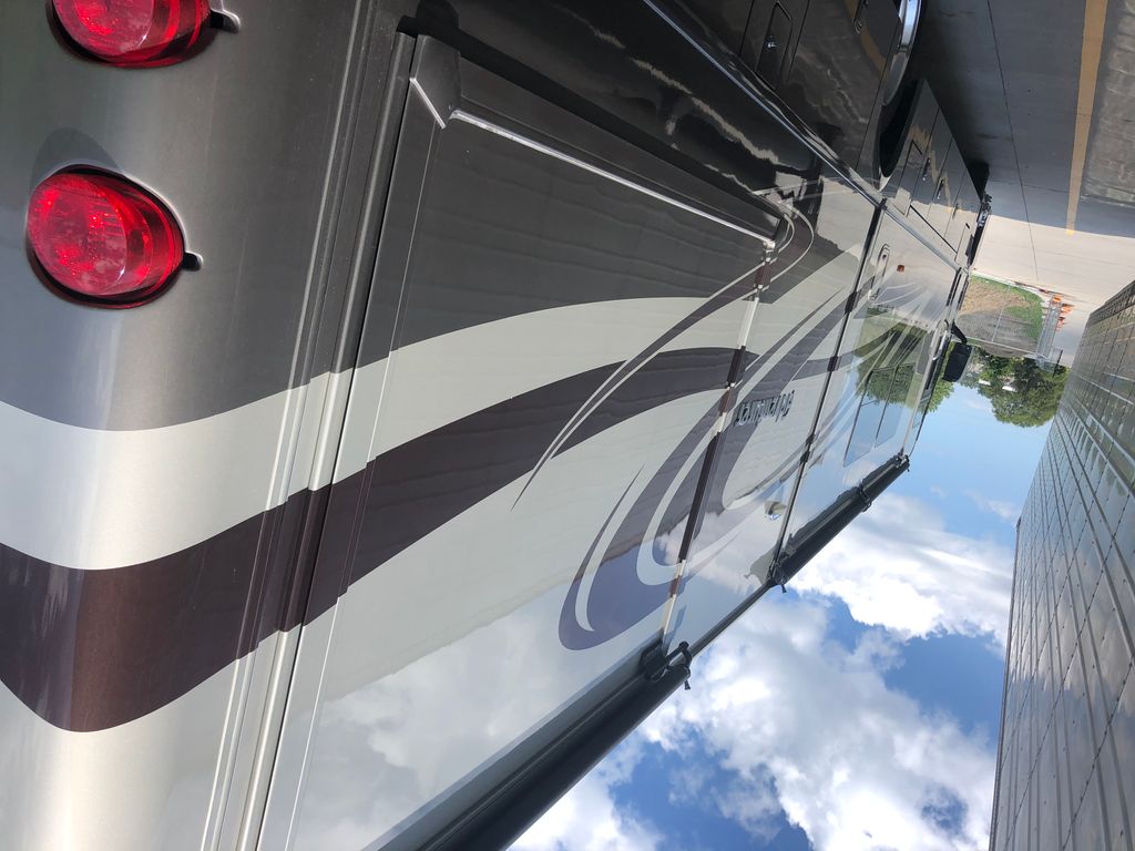 コロンバス 2015 Winnebago Adventurer 38Q - National Vehicle