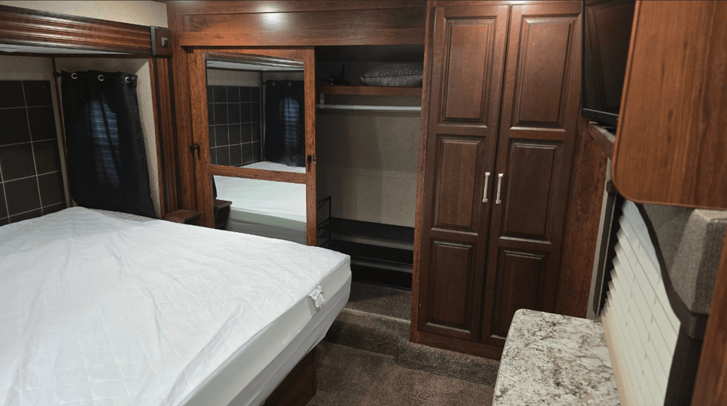 2018 Keystone Avalanche 321RE - National Vehicle
