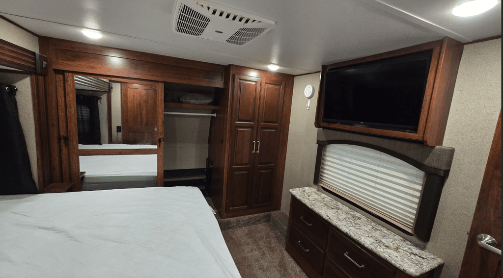 2018 Keystone Avalanche 321RE - National Vehicle