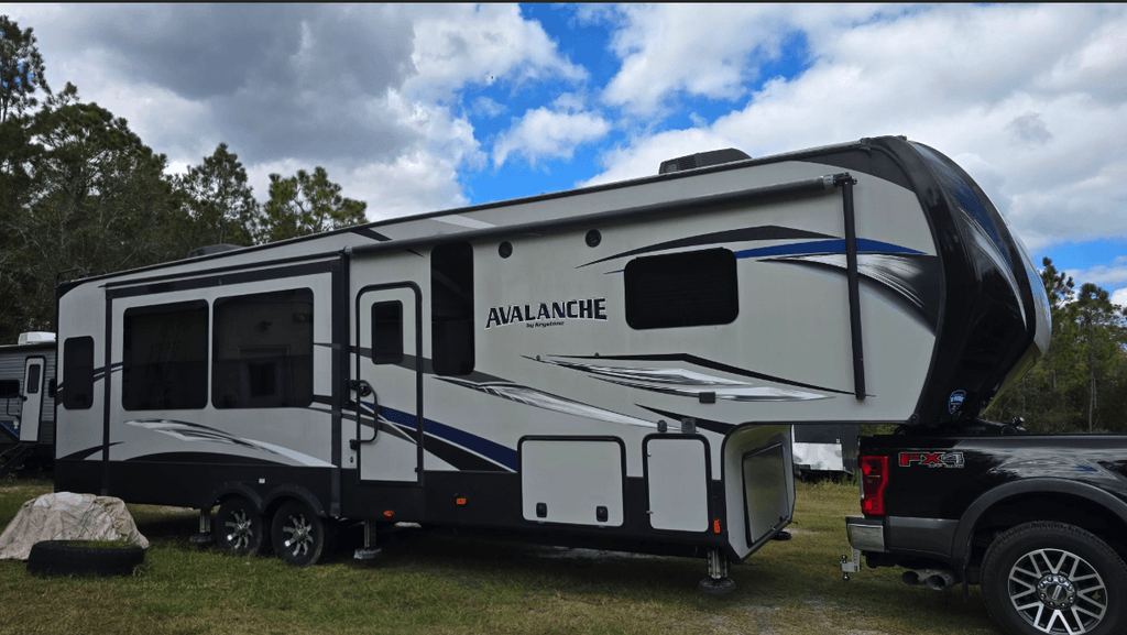 2018 Keystone Avalanche 321RE - National Vehicle