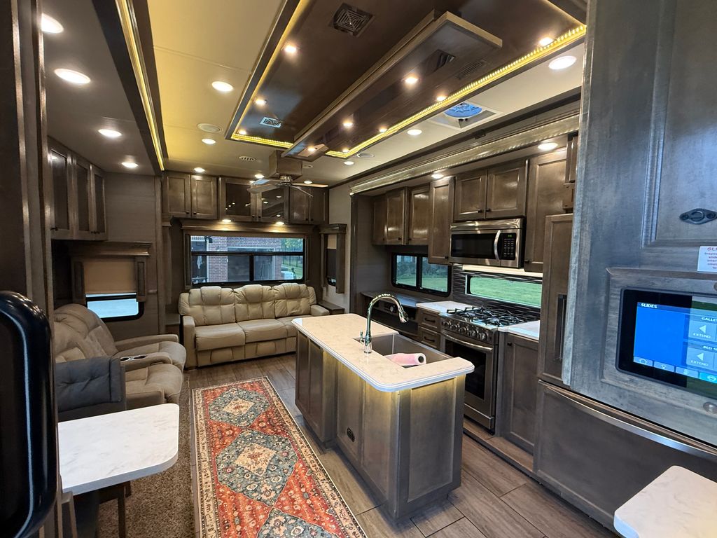 2021 Vanleigh Beacon 34RLB - National Vehicle