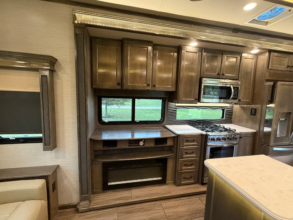 2021 Vanleigh Beacon 34RLB - National Vehicle
