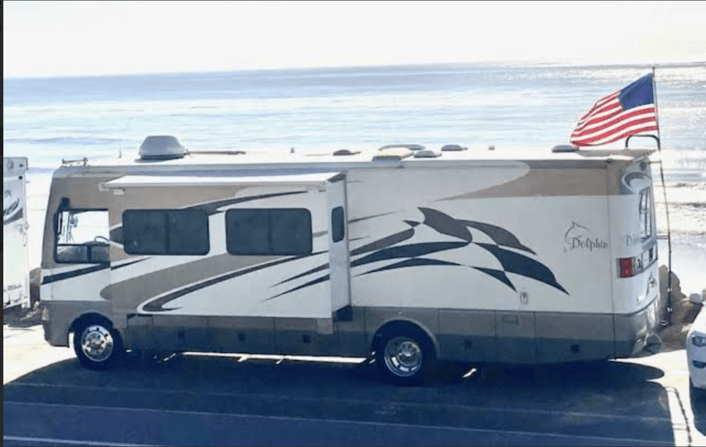 2006 National RV Dolphin 5320 - National Vehicle
