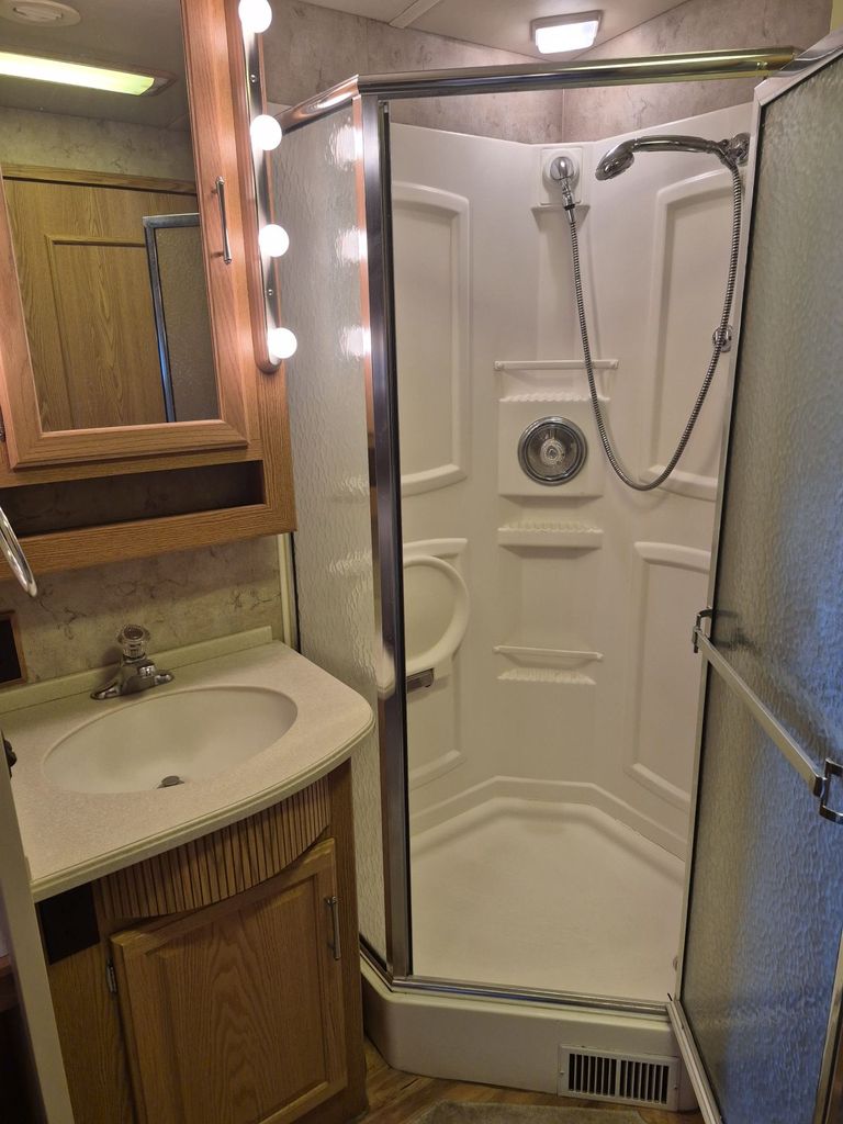 2006 Winnebago Adventurer 33V - National Vehicle
