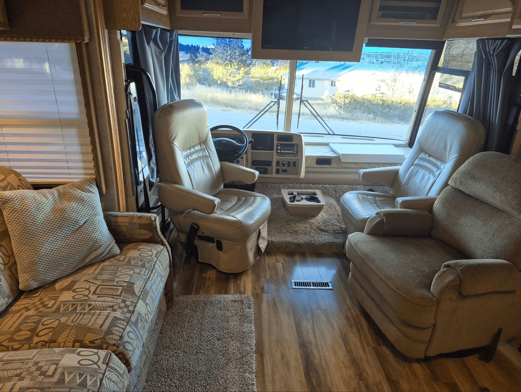 2006 Winnebago Adventurer 33V - National Vehicle