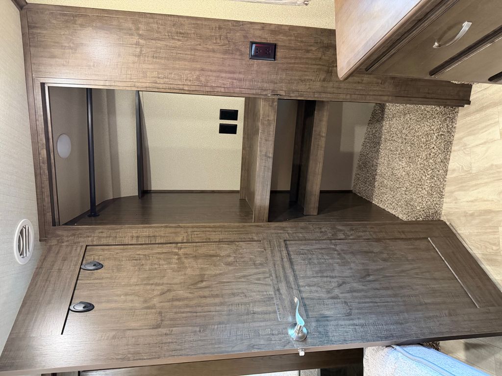 テーブル 2018 Grand Design Solitude 310GK-R - National Vehicle