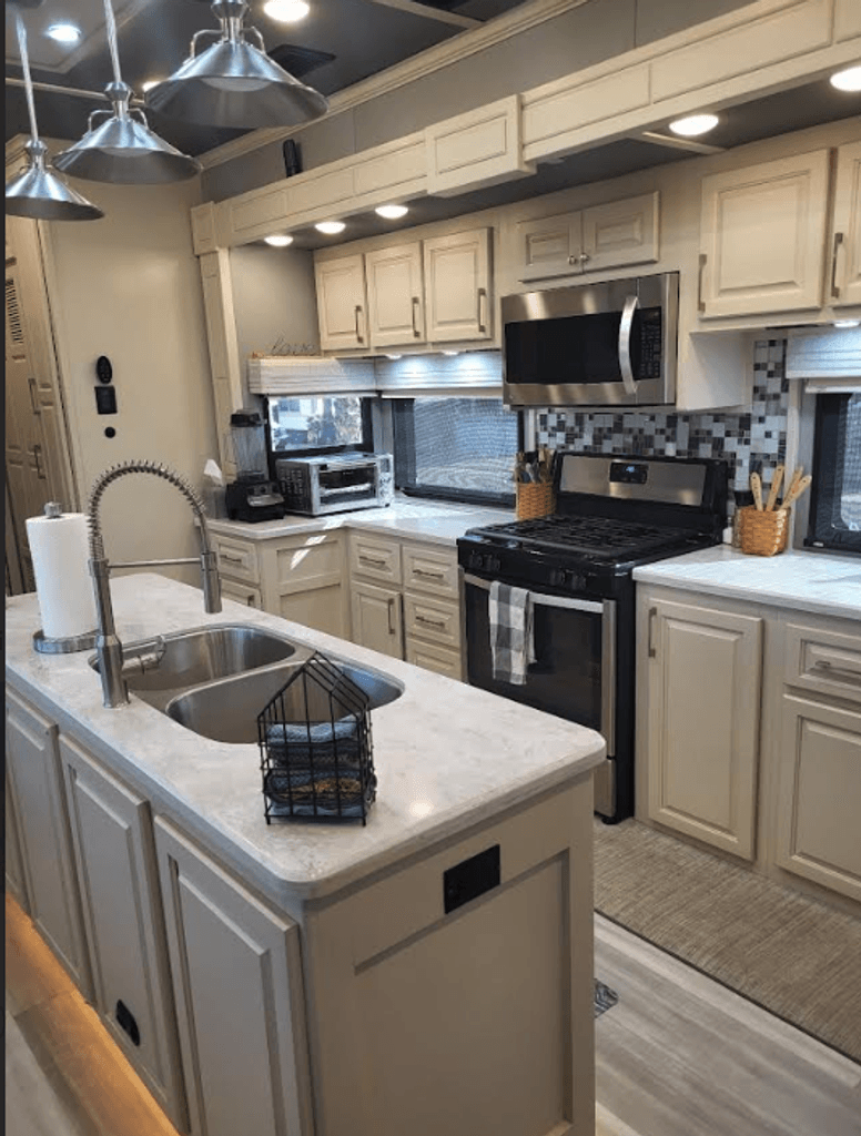 2022 Luxe Elite 44FL - National Vehicle