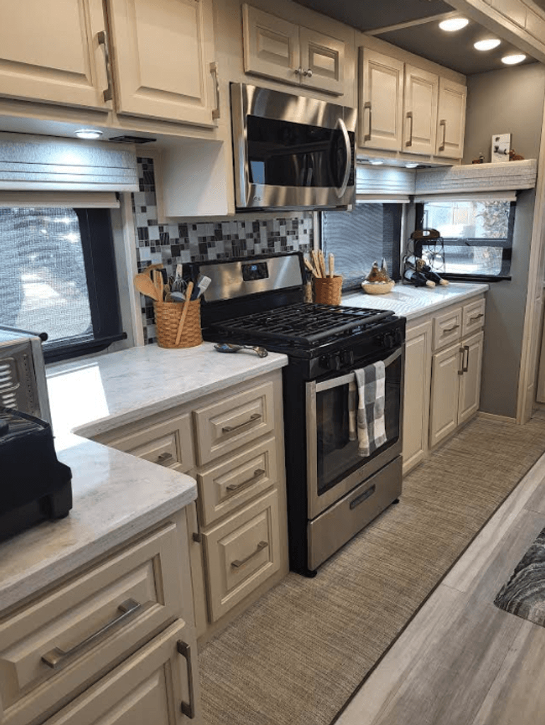 2022 Luxe Elite 44FL - National Vehicle