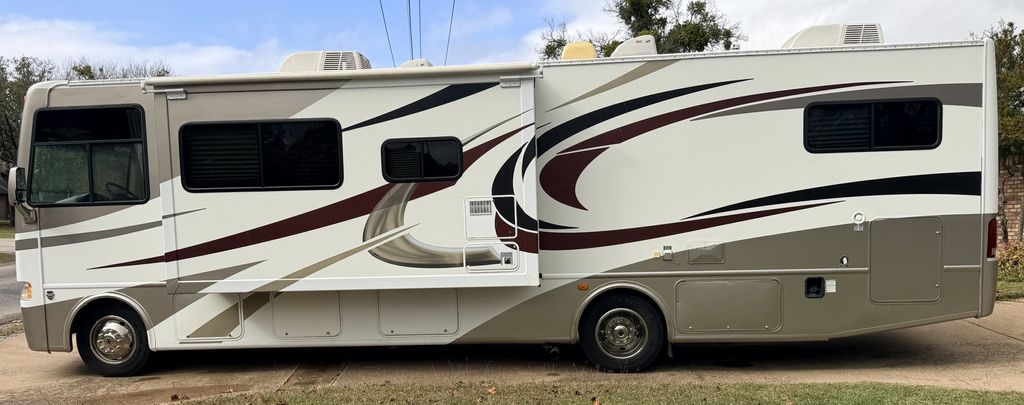 2013 Thor Motor Coach Hurricane 33G - National Vehicle