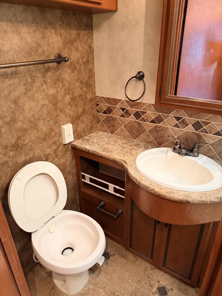 2013 Thor Motor Coach Hurricane 33G - National Vehicle