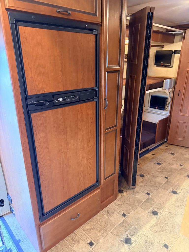 2013 Thor Motor Coach Hurricane 33G - National Vehicle