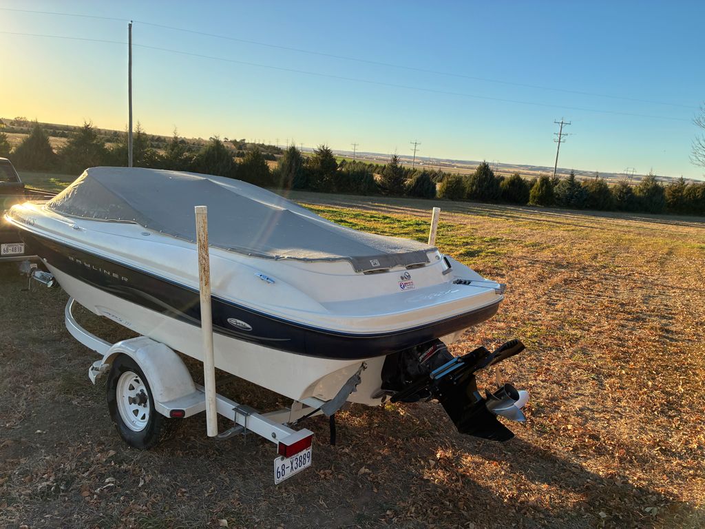 ハル② 2002 Bayliner Capri 195 - National Vehicle