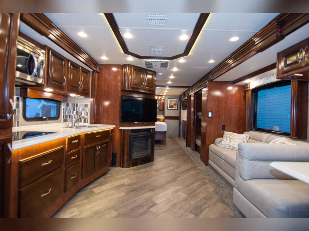 2018 Fleetwood Discovery 38N - National Vehicle