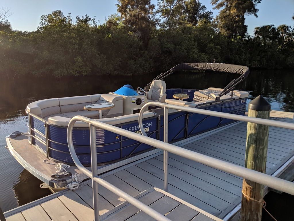 2019 Lexington 5 Series 523 - National Vehicle