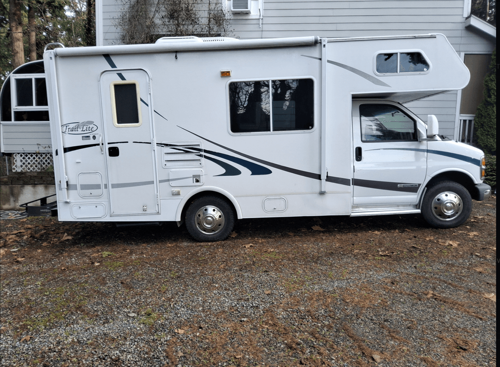 2002 R-Vision Trail-Lite 211 - National Vehicle
