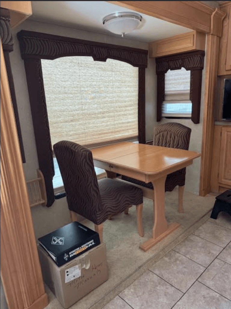 テーブル 2008 Newmar Kountry Star 3624 - National Vehicle