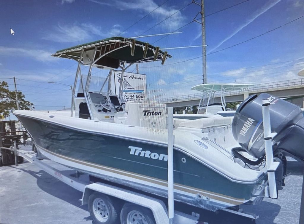 2005 Triton 2486 CC - National Vehicle